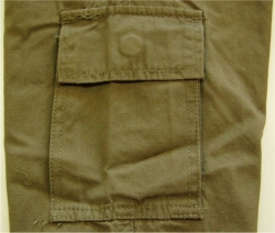 Detail kapsy na pravé nohavici dole